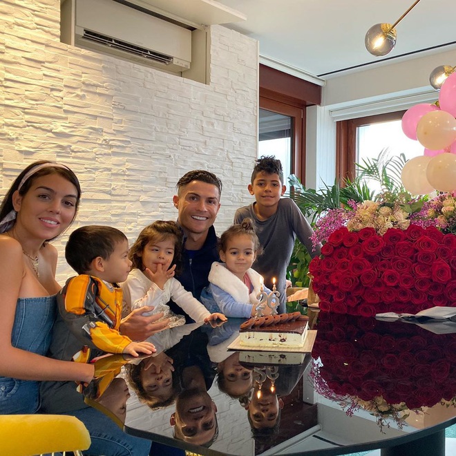 Georgina nhận một núi hoa từ Ronaldo trong ngày sinh nhật, lại còn được mẹ của CR7 có hành động ưu ái hơn hẳn cô người cũ Irina Shayk - Ảnh 2.