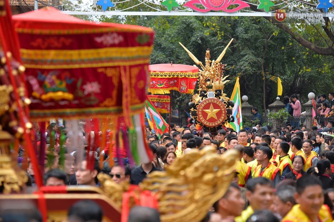 Hàng nghìn người hò reo cổ vũ màn rước pháo và tung hô quan đám tại lễ hội Đồng Kỵ - Ảnh 6.