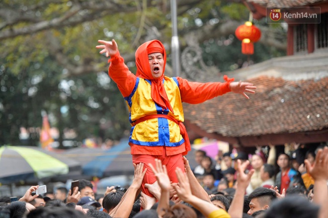 Hàng nghìn người hò reo cổ vũ màn rước pháo và tung hô quan đám tại lễ hội Đồng Kỵ - Ảnh 18.