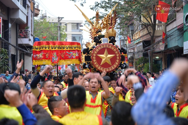 Hàng nghìn người hò reo cổ vũ màn rước pháo và tung hô quan đám tại lễ hội Đồng Kỵ - Ảnh 2.