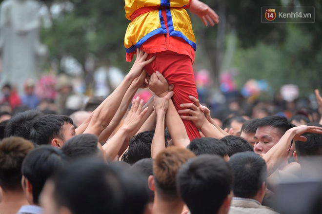 Hàng nghìn người hò reo cổ vũ màn rước pháo và tung hô quan đám tại lễ hội Đồng Kỵ - Ảnh 20.