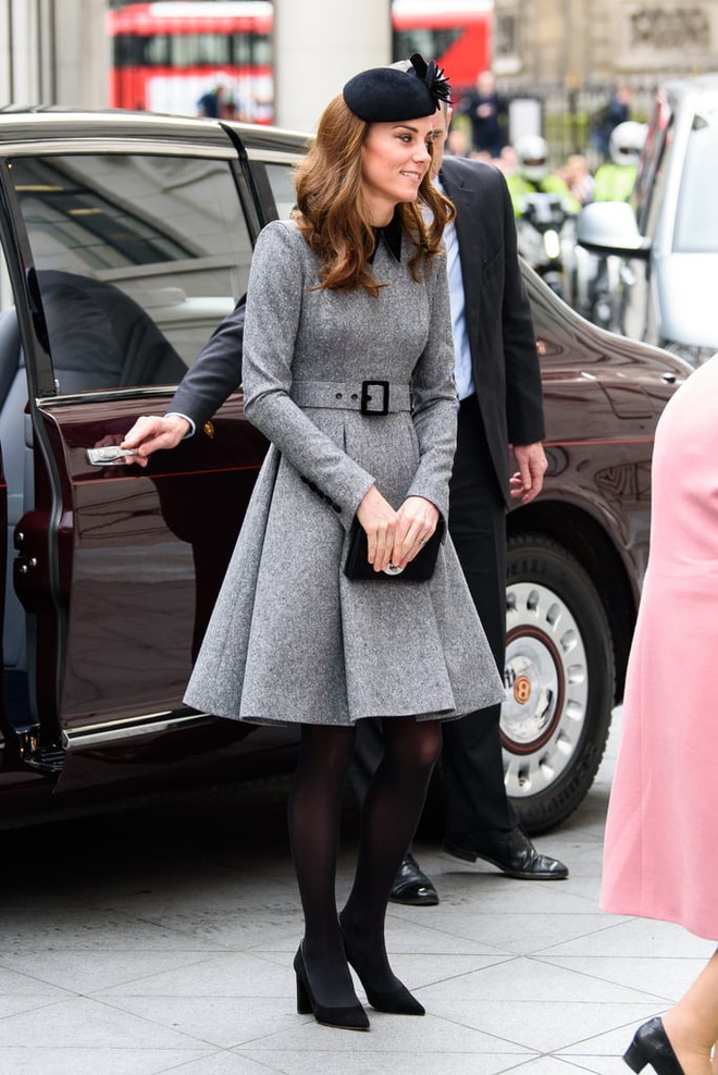 Vẫn chiếc váy ấy nhưng Kate Middleton chỉ thay đổi vài chi tiết, vẻ ngoài đã vươn lên tầm cao mới: Trẻ trung và siêu cấp thời thượng  - Ảnh 6.