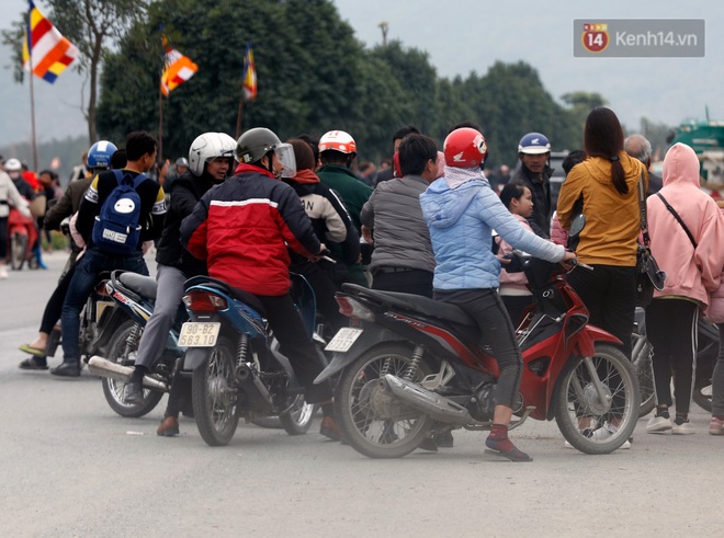 Du khách, phật tử chen nhau lên thuyền và xe điện, gây tình cảnh hỗn loạn và quá tải ở ngôi chùa lớn nhất thế giới tại Việt Nam - Ảnh 19.