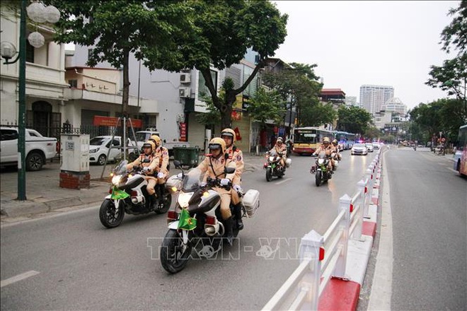 Công an Hà Nội ra quân đảm bảo an toàn giao thông đầu Xuân - Ảnh 4.
