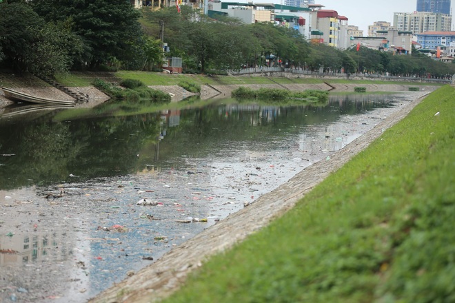 Hà Nội: Rác thải ngập ngụa sông Tô Lịch sau những ngày nghỉ Tết - Ảnh 5.