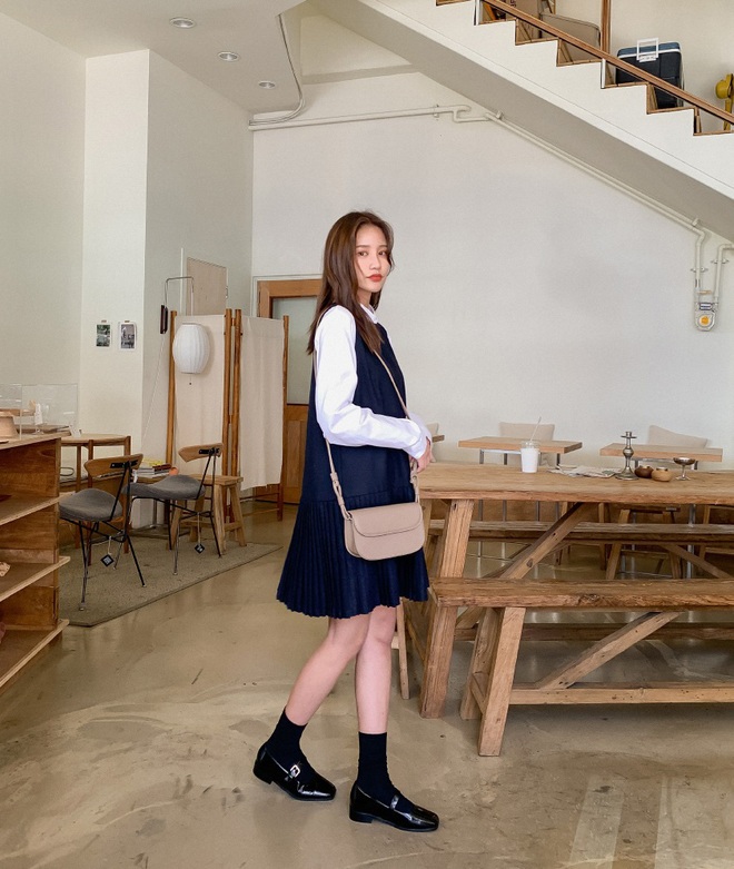 Combo váy áo được gái xinh xứ Hàn diện nhiệt tình nhất đợt này: Hack tuổi siêu ổn và thừa điểm thanh lịch để diện đến công sở  - Ảnh 1.