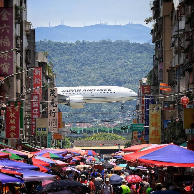 Nửa tin nửa ngờ trước bức ảnh máy bay Hello Kitty lượn lờ sát đường đẹp như anime ở Đài Loan, tìm ra sự thật ai cũng bất ngờ - Ảnh 6.