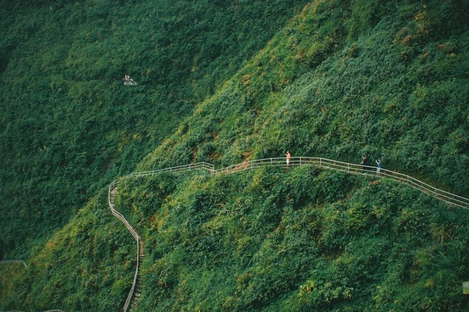 Cung đường đi bộ sát vách núi hiểm trở nhất Việt Nam: thử thách vô cùng hấp dẫn vì đẹp mê ảo - Ảnh 1.
