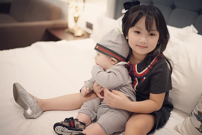 Không hổ danh rich kid, nhóc tì của dàn hot mom đình đám đúng là gì cũng có, hàng hiệu đầy người, du lịch mệt nghỉ - Ảnh 3.