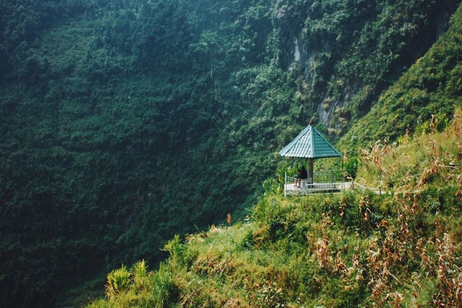 Cung đường đi bộ sát vách núi hiểm trở nhất Việt Nam: thử thách vô cùng hấp dẫn vì đẹp mê ảo - Ảnh 3.
