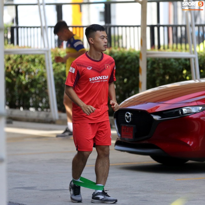 Hậu vệ U23 Việt Nam t&iacute;ch cực &eacute;p c&acirc;n, khoe body cực chuẩn giữa trưa nắng - Ảnh 4.