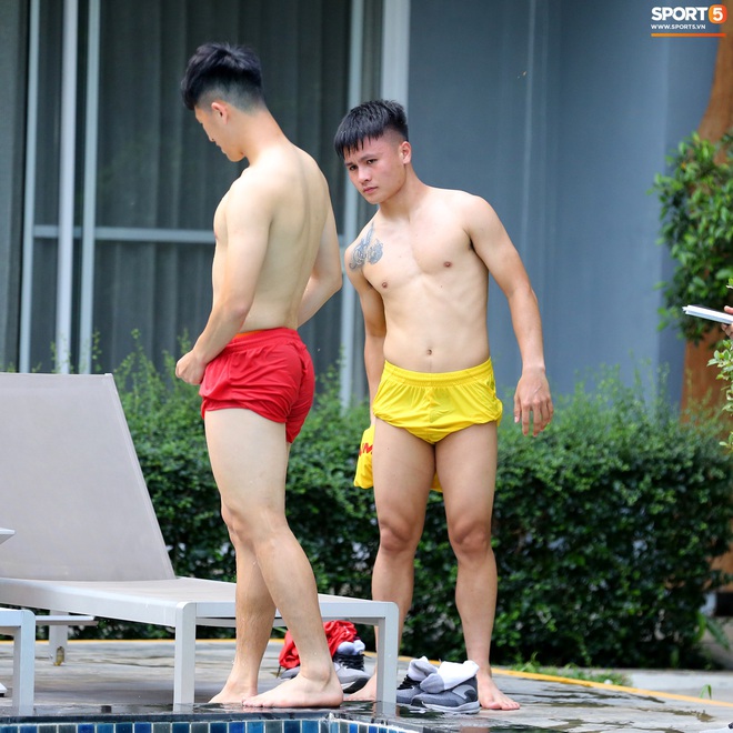 Hậu vệ U23 Việt Nam tích cực ép cân, khoe body cực chuẩn giữa trưa nắng - Ảnh 6.