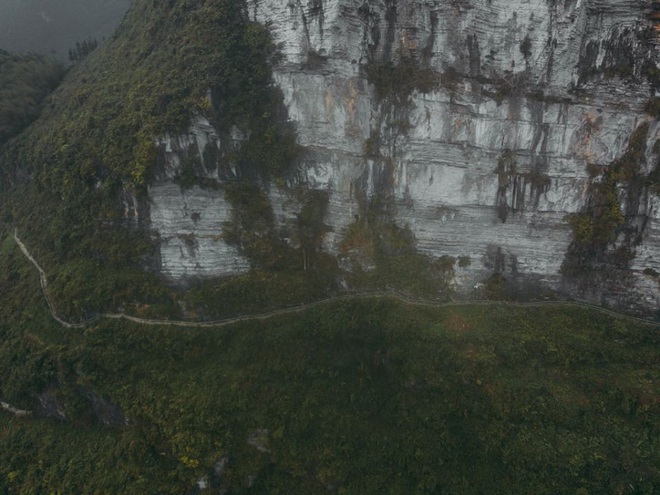 Cung đường đi bộ sát vách núi hiểm trở nhất Việt Nam: thử thách vô cùng hấp dẫn vì đẹp mê ảo - Ảnh 9.