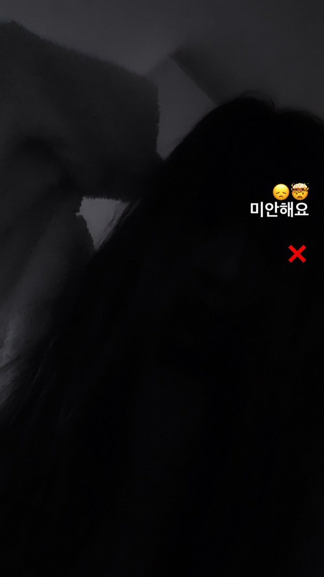 Lo lắng tột độ Taeyeon (SNSD) tiếp tục đăng ảnh trong phòng tối kèm 2 từ Xin lỗi sau thông điệp Tạm biệt - Ảnh 1.