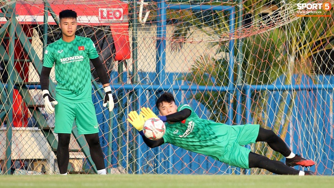 Thủ môn Bùi Tiến Dũng nỗ lực tập luyện để lấy lại vị trí số 1 tại U23 Việt Nam - Ảnh 9.