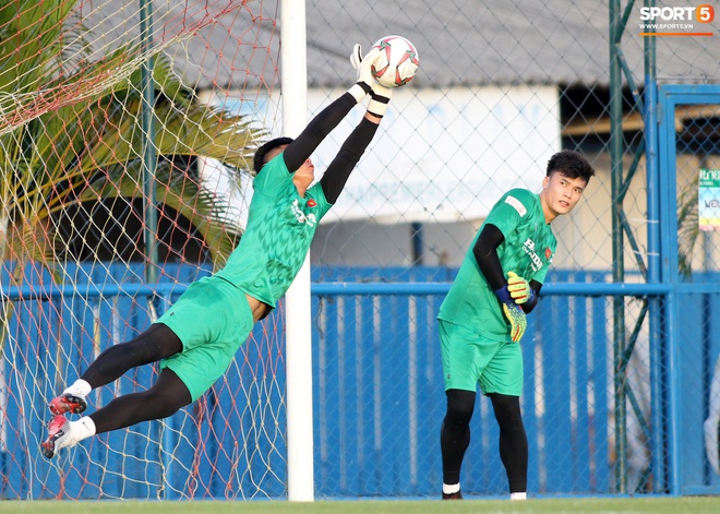 Thủ môn Bùi Tiến Dũng nỗ lực tập luyện để lấy lại vị trí số 1 tại U23 Việt Nam - Ảnh 4.