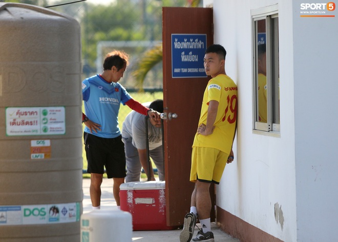 Quang Hải mặc áo không số và được đóng thế ở trận U23 Việt Nam đấu U23 Bahrain - Ảnh 1.