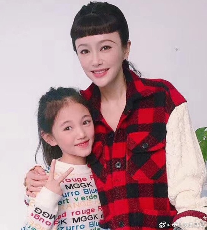 Fan rớt nước mắt khi nh&igrave;n Tần Lam với h&agrave;ng l&ocirc;ng m&agrave;y đ&aacute;nh tụt một nửa nhan sắc, gương mặt kh&aacute;c đến kh&oacute; nhận ra - Ảnh 1.