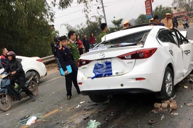 Nghi gây tai nạn bỏ chạy, tài xế xe Mazda tông vào xe ben tử vong - Ảnh 1.