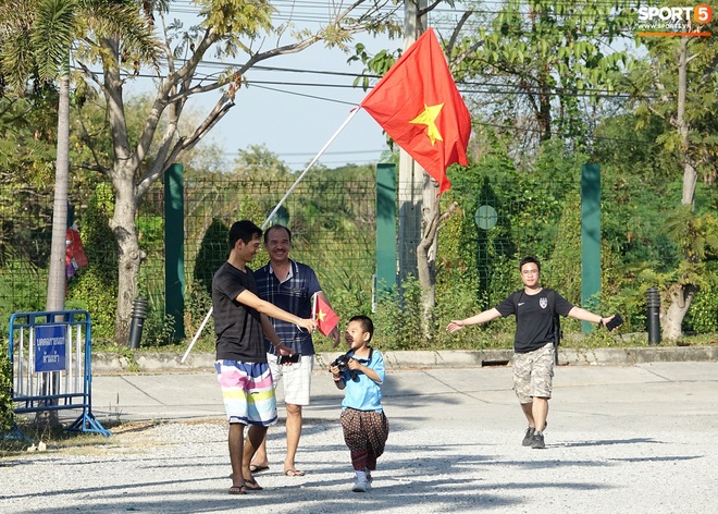 U23 Việt Nam đấu U23 Bahrain: Đóng cửa kín bưng, đến cả cầu thủ cũng phải chờ nhận diện khuôn mặt mới được vào sân - Ảnh 6.