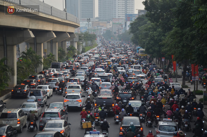 Ảnh: Đường phố Hà Nội nơi thoáng đãng, nơi ùn tắc trong ngày đi làm đầu tiên của năm 2020 - Ảnh 11.