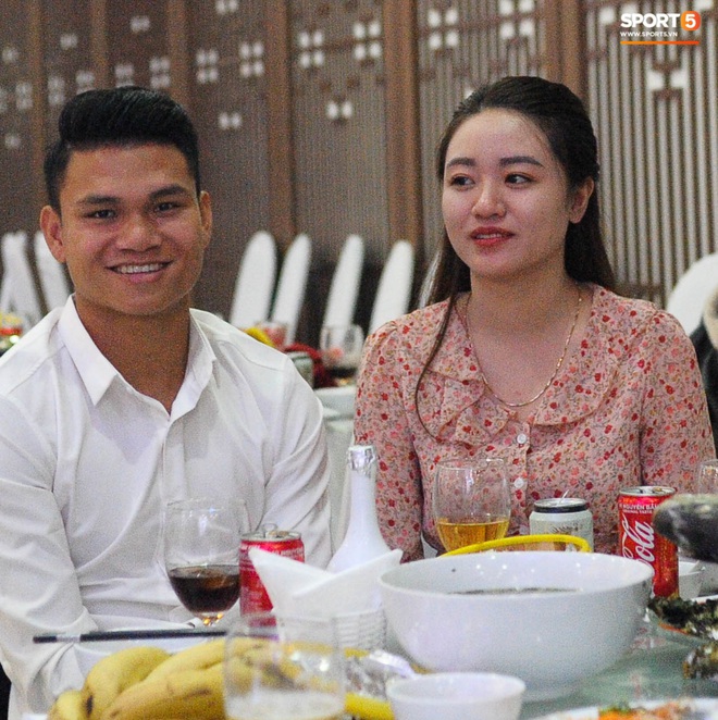 Xuân Mạnh cùng bạn gái tình cảm tại tiệc cưới Văn Đức - Nhật Linh, lấp lửng chuyện kết hôn - Ảnh 2.