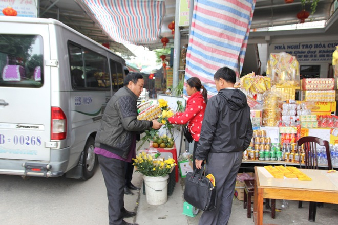 Người dân đốt “ngựa khủng” để giải hạn, cầu tài lộc - Ảnh 2.