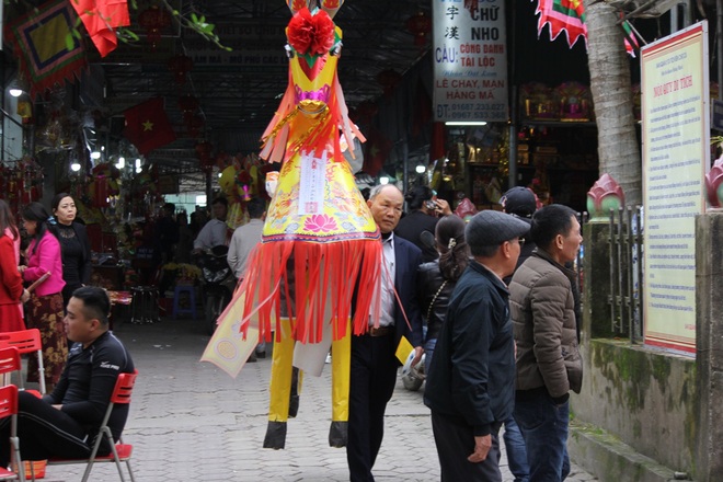 Người dân đốt “ngựa khủng” để giải hạn, cầu tài lộc - Ảnh 6.