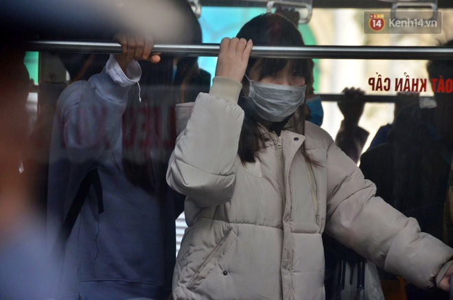 Chùm ảnh: Lo ngại đại dịch virus Corona, dân công sở đeo khẩu trang kín mít tại cơ quan ngày làm việc đầu năm mới - Ảnh 1.