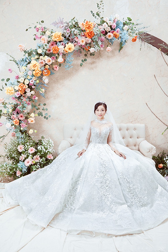 Váy cưới của cô dâu Nhật Linh: 2 bộ đã "sương sương" 1 tỷ VNĐ, riêng bộ váy chính bồng xòe đúng chuẩn váy công chúa - Ảnh 5. Váy cưới của cô dâu Nhật Linh: 2 bộ đã "sương sương" 1 tỷ VNĐ, riêng bộ váy chính bồng xòe đúng chuẩn váy công chúa - Ảnh 5.