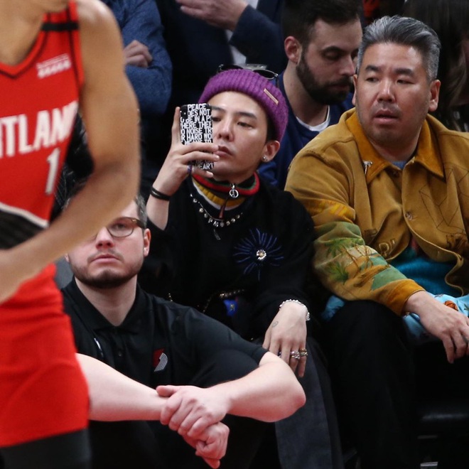 Gây bão ở Mỹ khi đi xem NBA, G-Dragon lại bị soi gương mặt khác đến mức khiến Knet thắc mắc: Chuyện gì xảy ra vậy? - Ảnh 4.