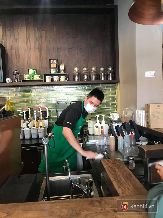 Ở nhiều hàng quán như Pizza 4Ps hay Starbucks, nhân viên đã đeo khẩu trang trong khi phục vụ để phòng tránh lây nhiễm virus corona - Ảnh 5.