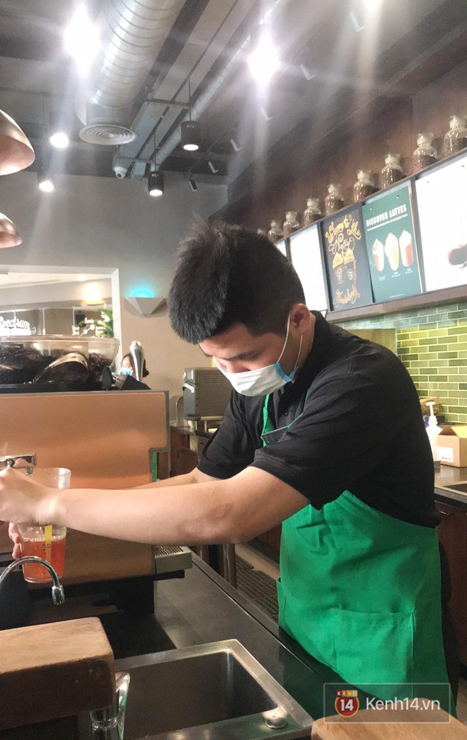 Ở nhiều hàng quán như Pizza 4Ps hay Starbucks, nhân viên đã đeo khẩu trang trong khi phục vụ để phòng tránh lây nhiễm virus corona - Ảnh 6.