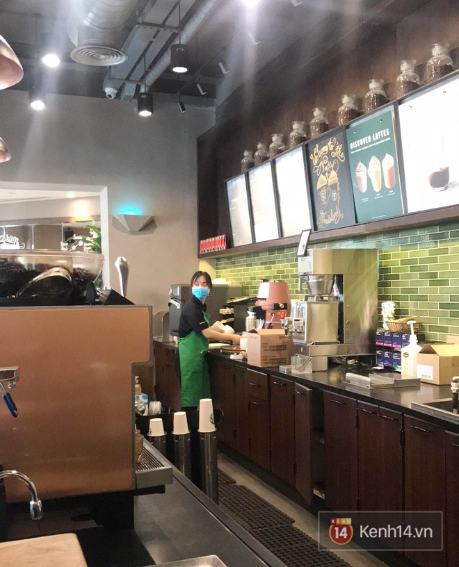 Ở nhiều hàng quán như Pizza 4Ps hay Starbucks, nhân viên đã đeo khẩu trang trong khi phục vụ để phòng tránh lây nhiễm virus corona - Ảnh 7.