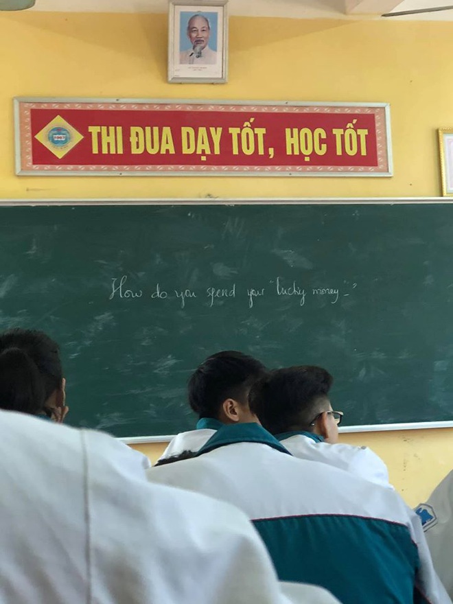 Cập nhật tình hình các lớp học ngày đầu năm mới: Học cách cầm bút, tám chuyện cùng hội bạn thân và muôn kiểu lì xì cực bá đạo của thầy cô - Ảnh 4.