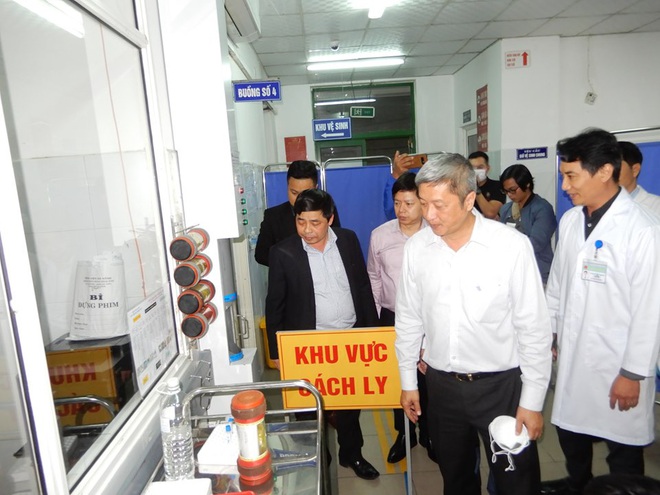 Thứ trưởng Bộ Y tế kiểm tra khu cách ly virus Corona tại BV Đà Nẵng ngay trong đêm - Ảnh 2.