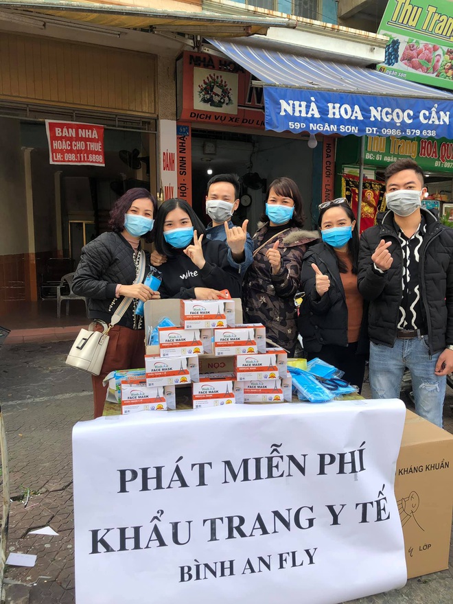 Giữa cơn sốt khẩu trang tăng giá khủng khiếp vì virus Corona, vẫn có những điểm phát khẩu trang miễn phí khiến bao người ấm lòng - Ảnh 2.