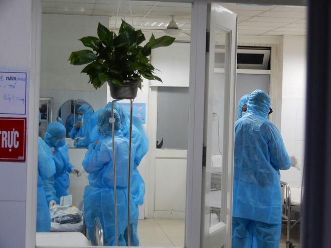 Thứ trưởng Bộ Y tế kiểm tra khu cách ly virus Corona tại BV Đà Nẵng ngay trong đêm - Ảnh 5.