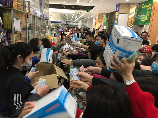 Hà Nội: Hàng nghìn người chen lấn, tranh nhau mua khẩu trang gây cảnh tượng kinh hoàng - Ảnh 3.