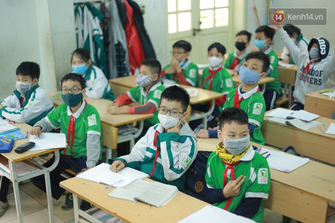 Ảnh: Học sinh Hà Nội đeo khẩu trang trong cả giờ ra chơi để phòng tránh virus corona - Ảnh 1.