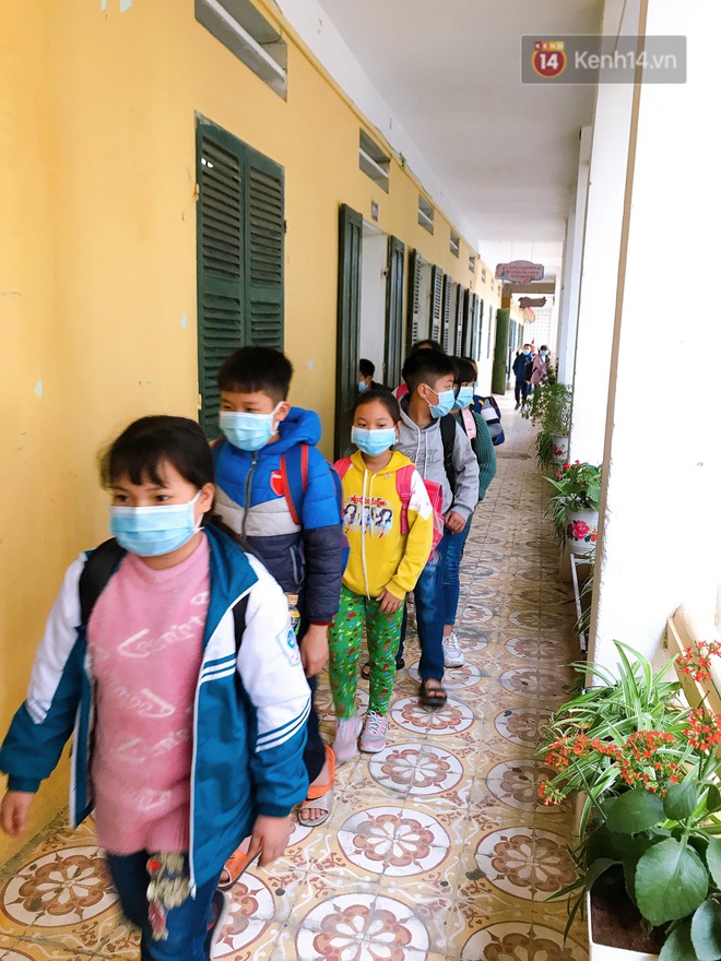 Ảnh: Học sinh Hà Nội đeo khẩu trang trong cả giờ ra chơi để phòng tránh virus corona - Ảnh 10.
