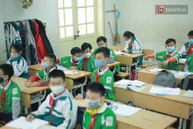 Ảnh: Học sinh Hà Nội đeo khẩu trang trong cả giờ ra chơi để phòng tránh virus corona - Ảnh 12.