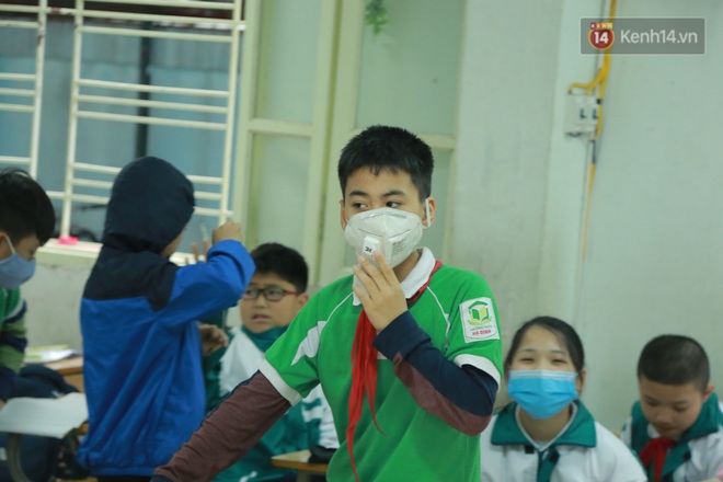 Ảnh: Học sinh Hà Nội đeo khẩu trang trong cả giờ ra chơi để phòng tránh virus corona - Ảnh 2.