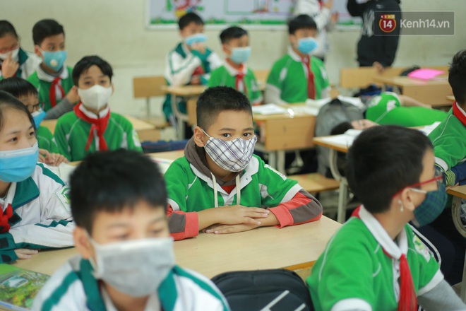 Ảnh: Học sinh Hà Nội đeo khẩu trang trong cả giờ ra chơi để phòng tránh virus corona - Ảnh 3.