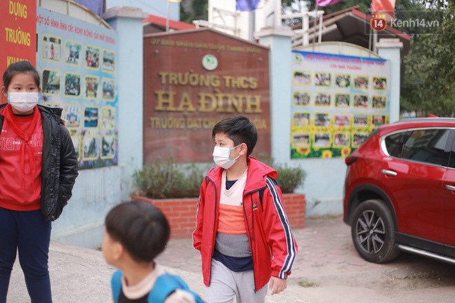 Ảnh: Học sinh Hà Nội đeo khẩu trang trong cả giờ ra chơi để phòng tránh virus corona - Ảnh 4.