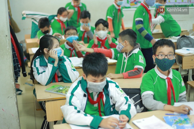 Ảnh: Học sinh Hà Nội đeo khẩu trang trong cả giờ ra chơi để phòng tránh virus corona - Ảnh 5.