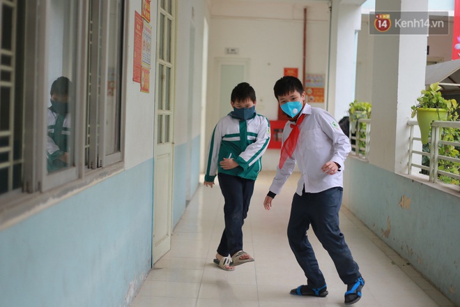 Ảnh: Học sinh Hà Nội đeo khẩu trang trong cả giờ ra chơi để phòng tránh virus corona - Ảnh 6.