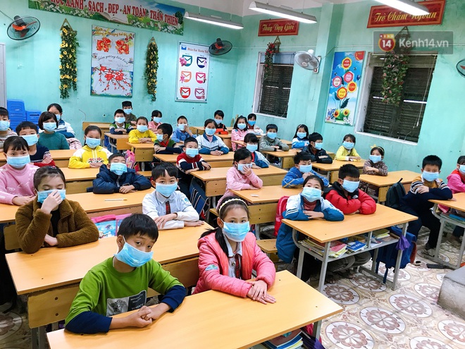 Ảnh: Học sinh Hà Nội đeo khẩu trang trong cả giờ ra chơi để phòng tránh virus corona - Ảnh 8.