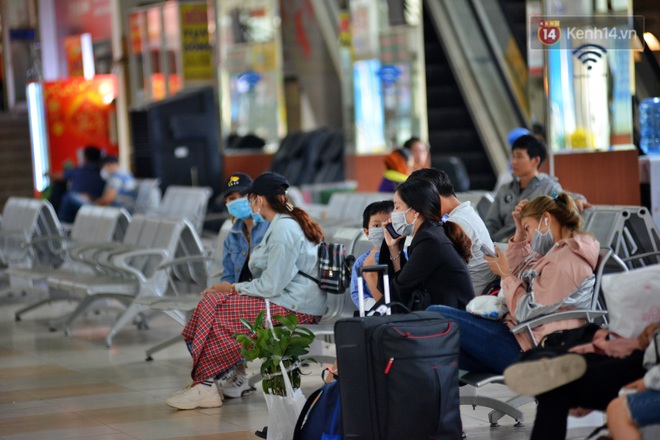 Sợ dịch bệnh do virus Corona, người dân đến sân bay Tân Sơn Nhất, bến xe đều đeo khẩu trang kín mít - Ảnh 12.