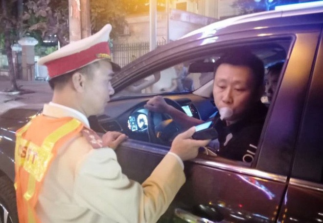 Một người Trung Quốc bị phạt 40 triệu đồng vì lái xe ô tô có nồng độ cồn - Ảnh 1.